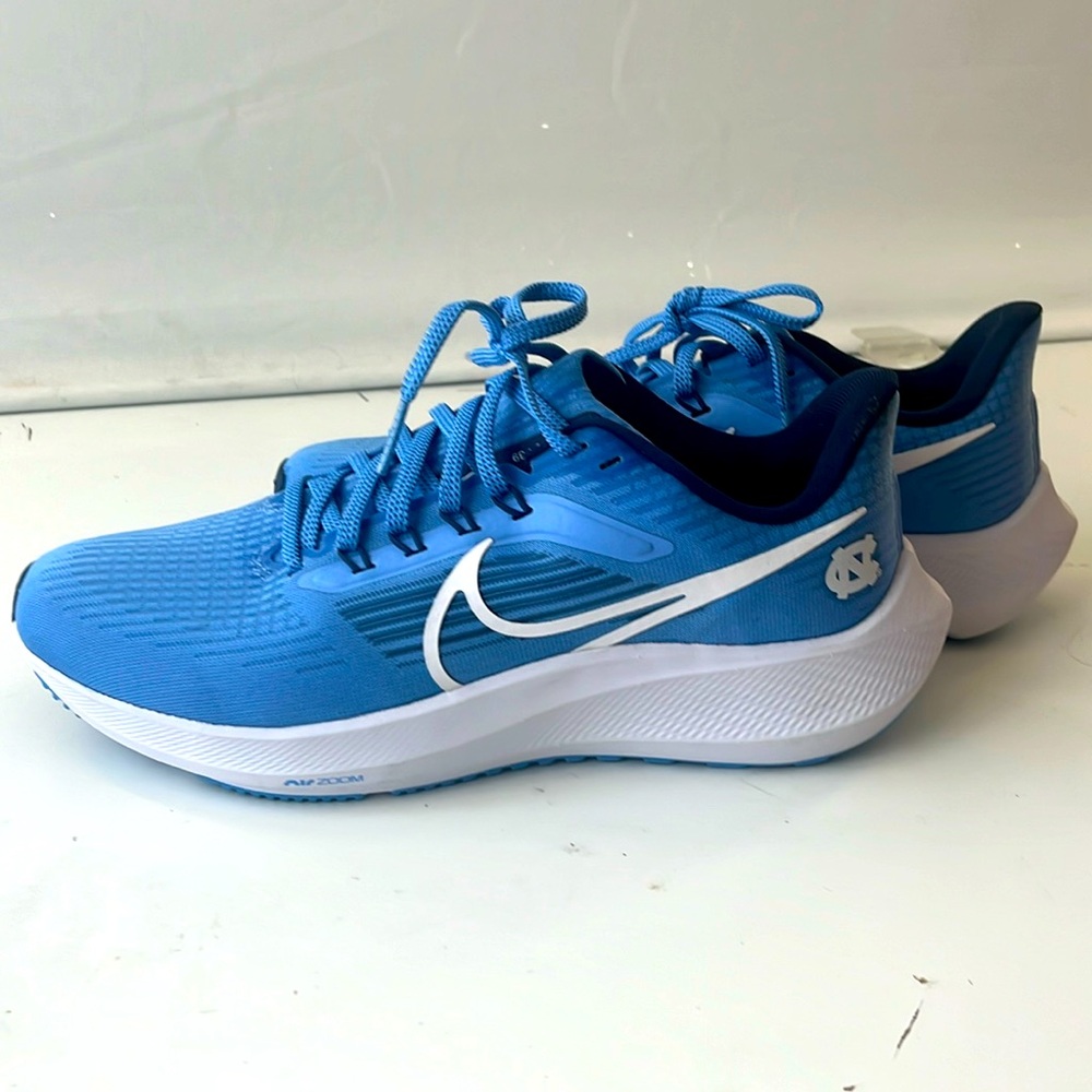 Unisex size 7 North Carolina Nike sneakers